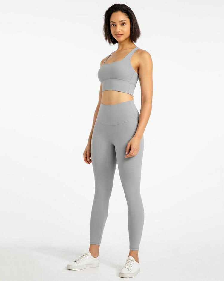 conjunto de leggings grises de cintura alta y sujetador deportivo