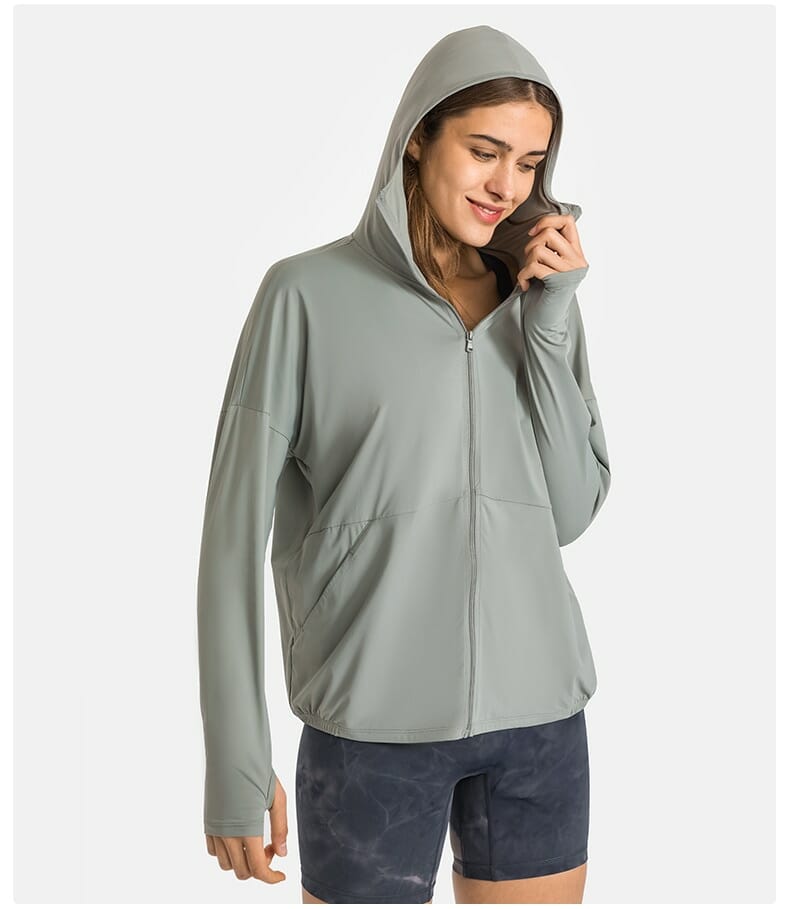 sudadera gris de manga larga con bolsillo y protección uv  